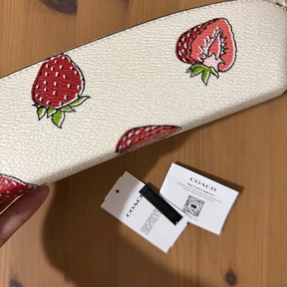 🍓Coach Pencil Case With Strawberry Print - Picture 6 of 10